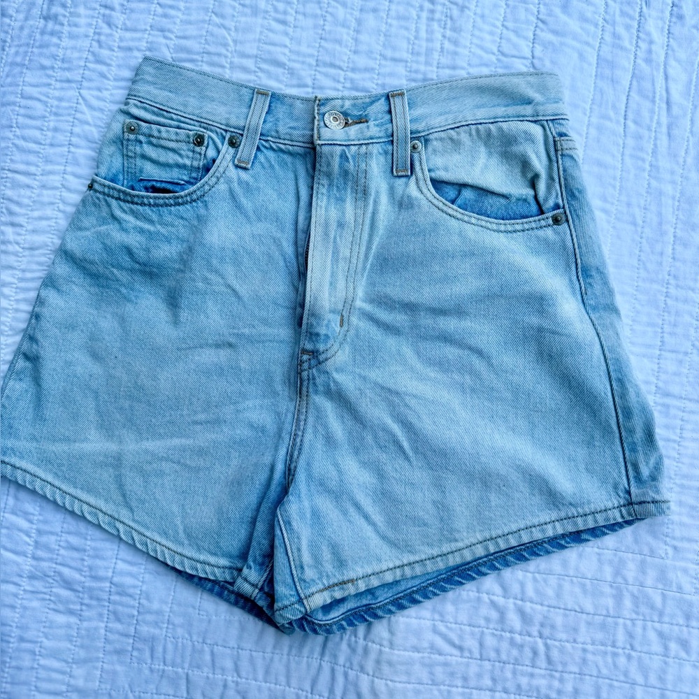 Levi’s high loose denim shorts size 26
